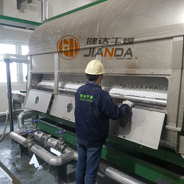 神马影院滾筒（tǒng）刮板幹（gàn）燥機，實現高鹽廢水幹化零排放